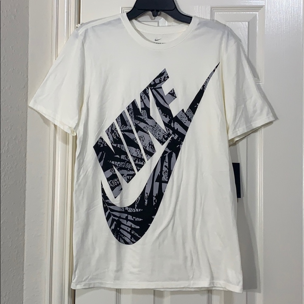 NIKE Men’s Tee Shirt - size M